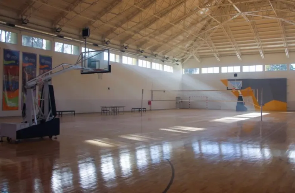 Clubes de barrios piden acciones por la falta de espacios deportivos bajo techo