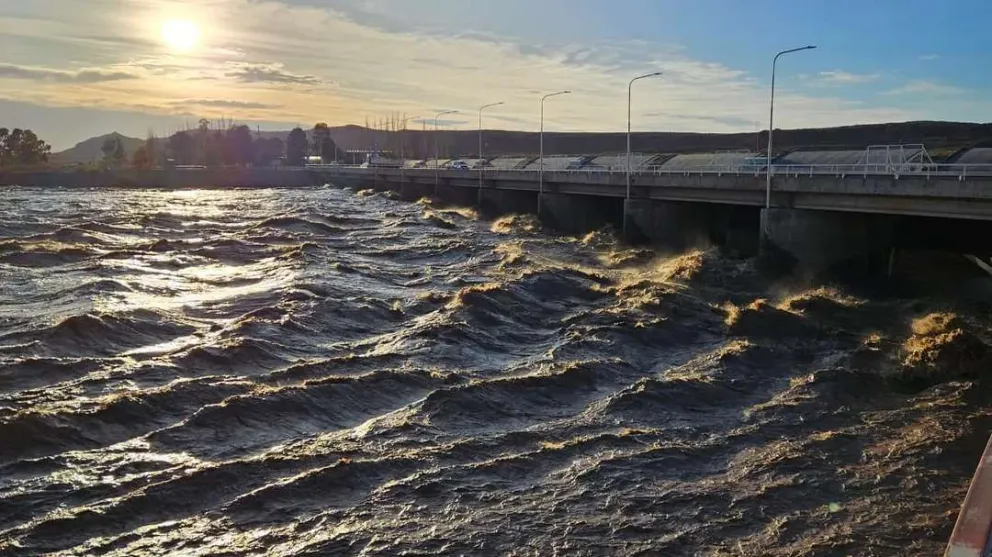 Ante la crecida del río Neuquén DPA afirma que no afecta el agua potable