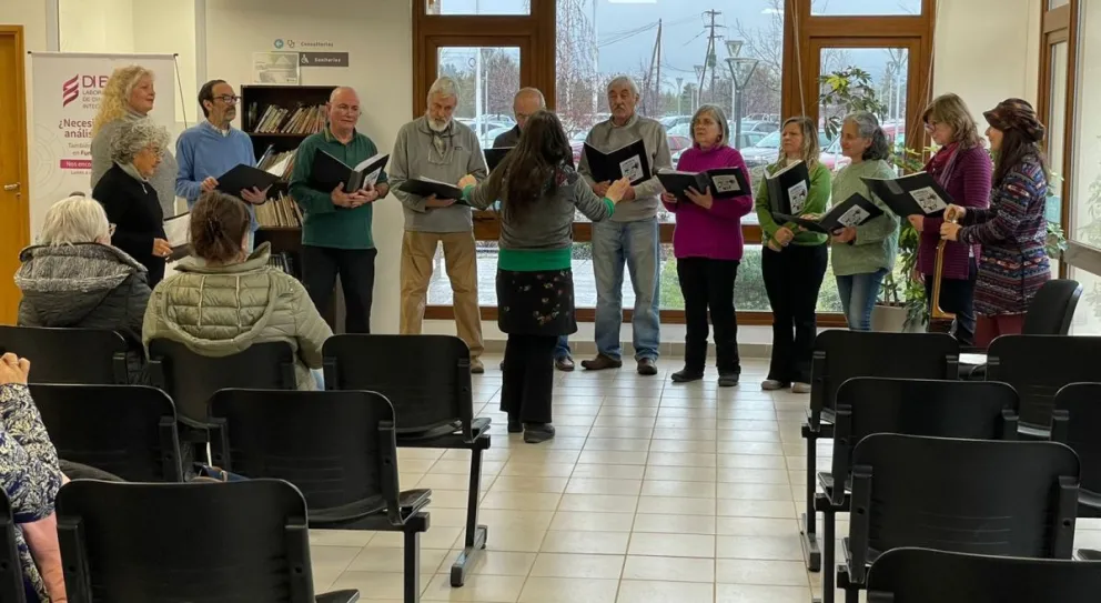 El Coro de la Asociación Italiana Bariloche se presentó en la sala de espera de INTECNUS