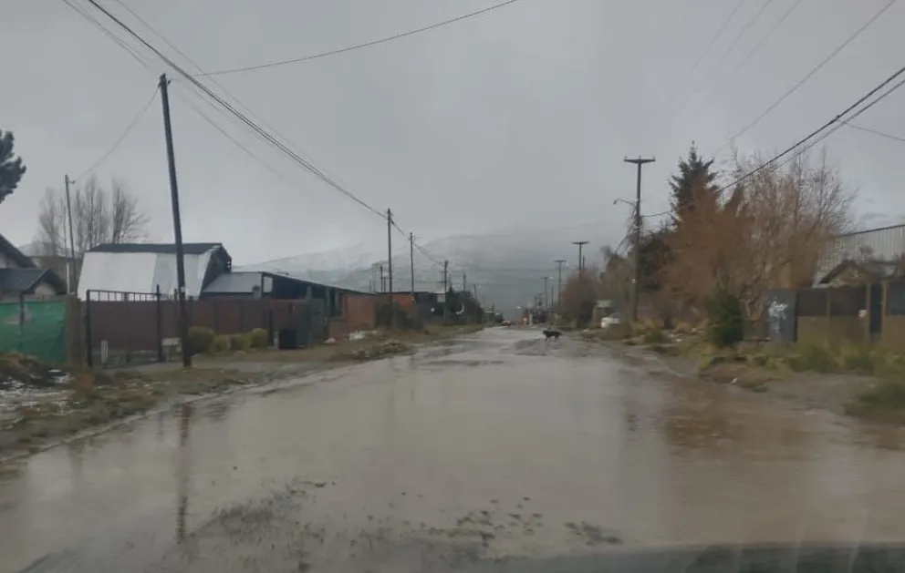 Lluvia torrencial tras la nieve: Otra vez hay zonas anegadas y complicaciones con el tránsito