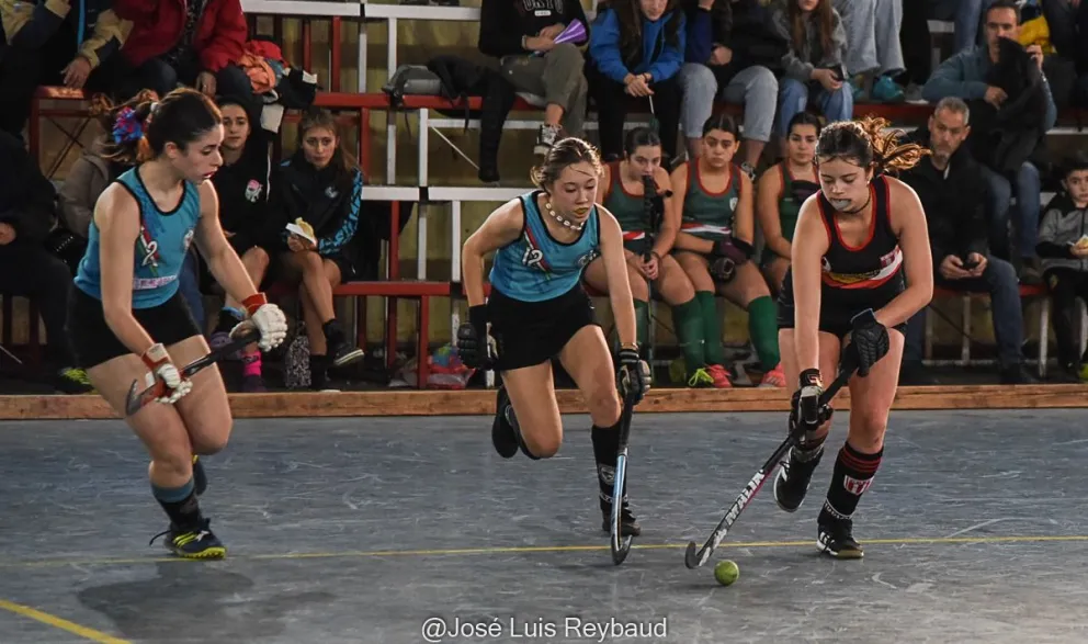 Las imágenes de las "santas" campeonas en el hockey femenino local
