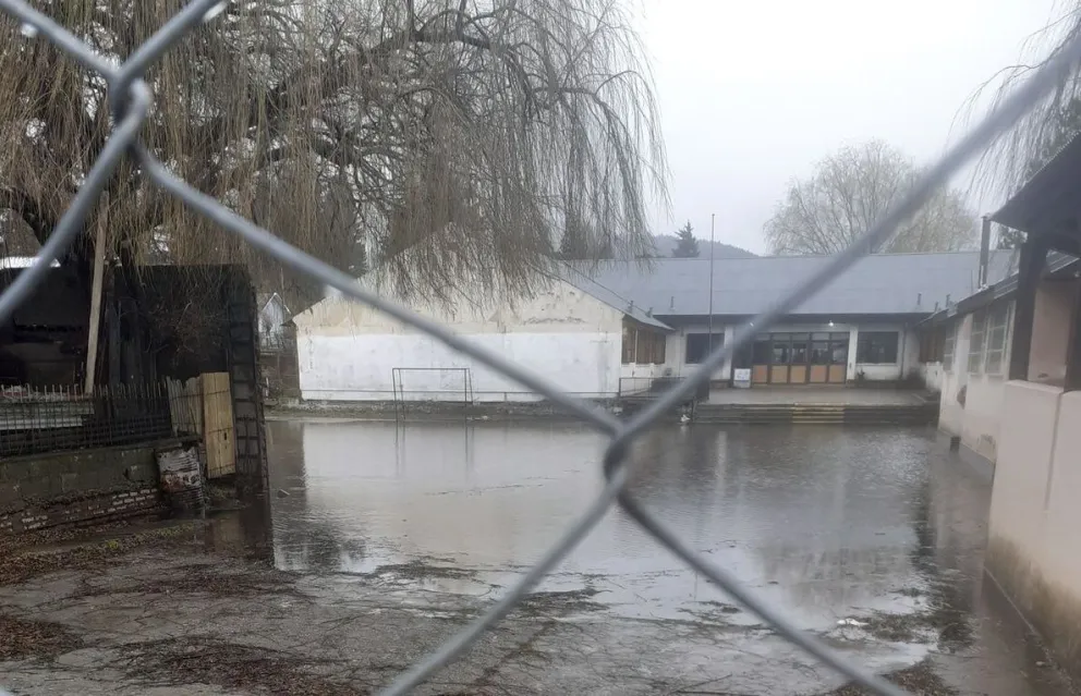 Foto: Así se inundó el patio de la Escuela 273