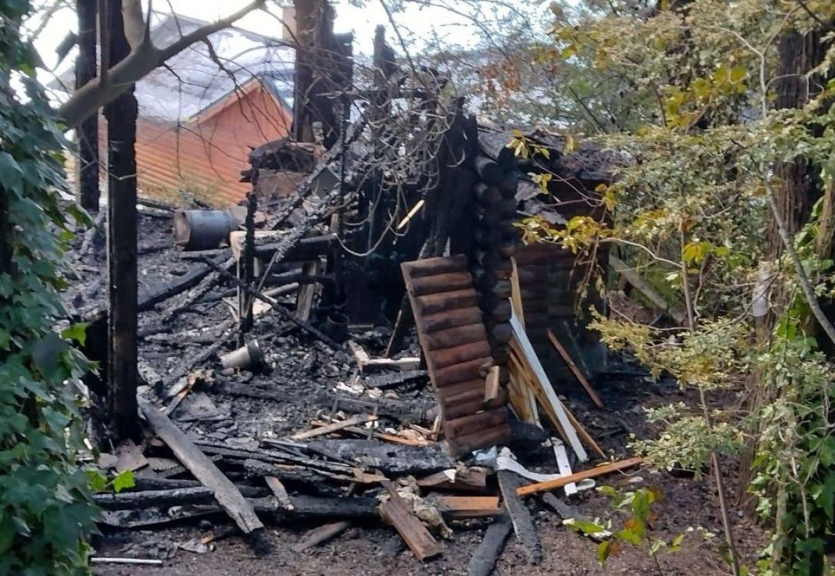 Una cabaña se quemó por completo en Los Coihues