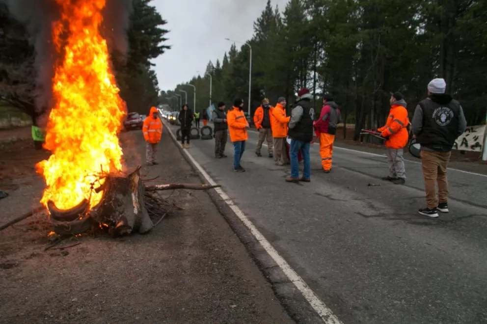 Trabajadores nucleados en UOCRA cortan el ingreso al Aeropuerto por reclamo salarial