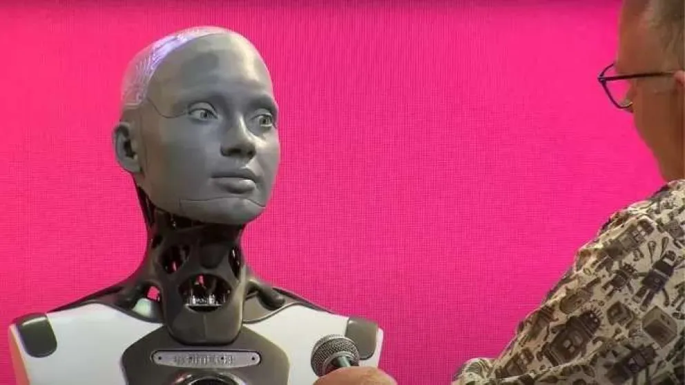 Robots brindaron la primera conferencia de prensa a humanos: Esto es lo que dijeron