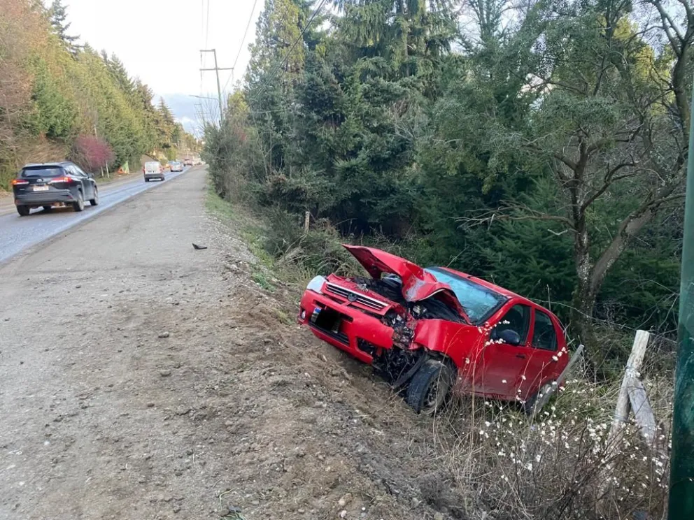 Hielo: Perdió el control de su vehículo y chocó en Pioneros