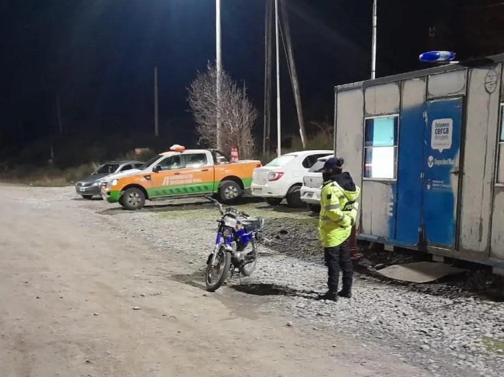 Quiso esquivar un puesto policial porque circulaba con una moto robada