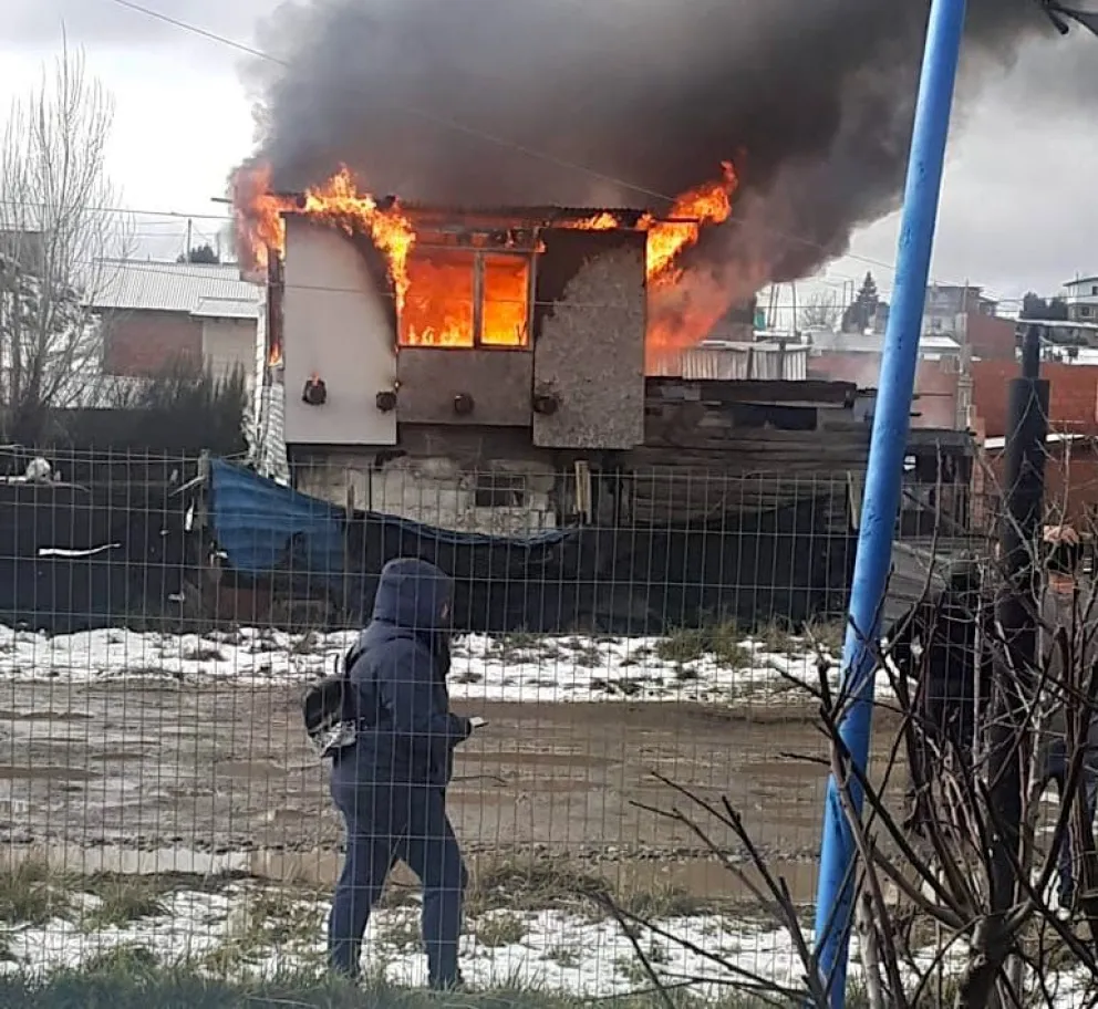 Voraz incendio consumió una vivienda en el barrio Nuestras Malvinas