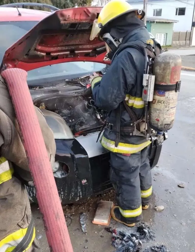 Dejó un "trapo" dentro del capot y se prendió fuego: lo apagaron a tiempo