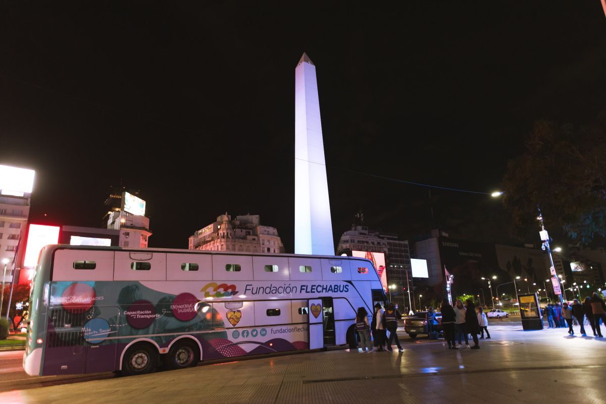 El "Micro Solidario de Flechabus" asiste a personas en situación de calle en Buenos Aires
