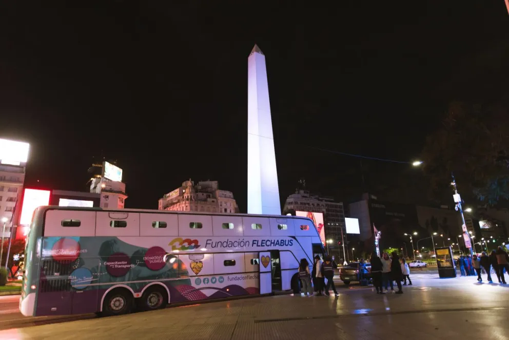 El "Micro Solidario de Flechabus" asiste a personas en situación de calle en Buenos Aires