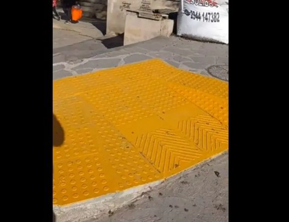 "Hermoso para el que viene en silla de ruedas": cuestionan la ubicación de una rampa para discapacitados