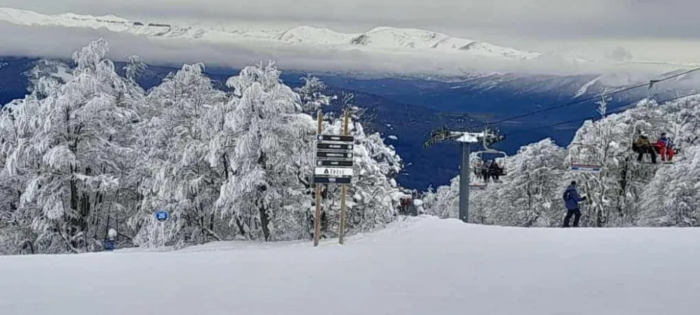 Fue a esquiar, alquiló una tabla, la dejó en un local y desapareció: ordenan resarcimiento