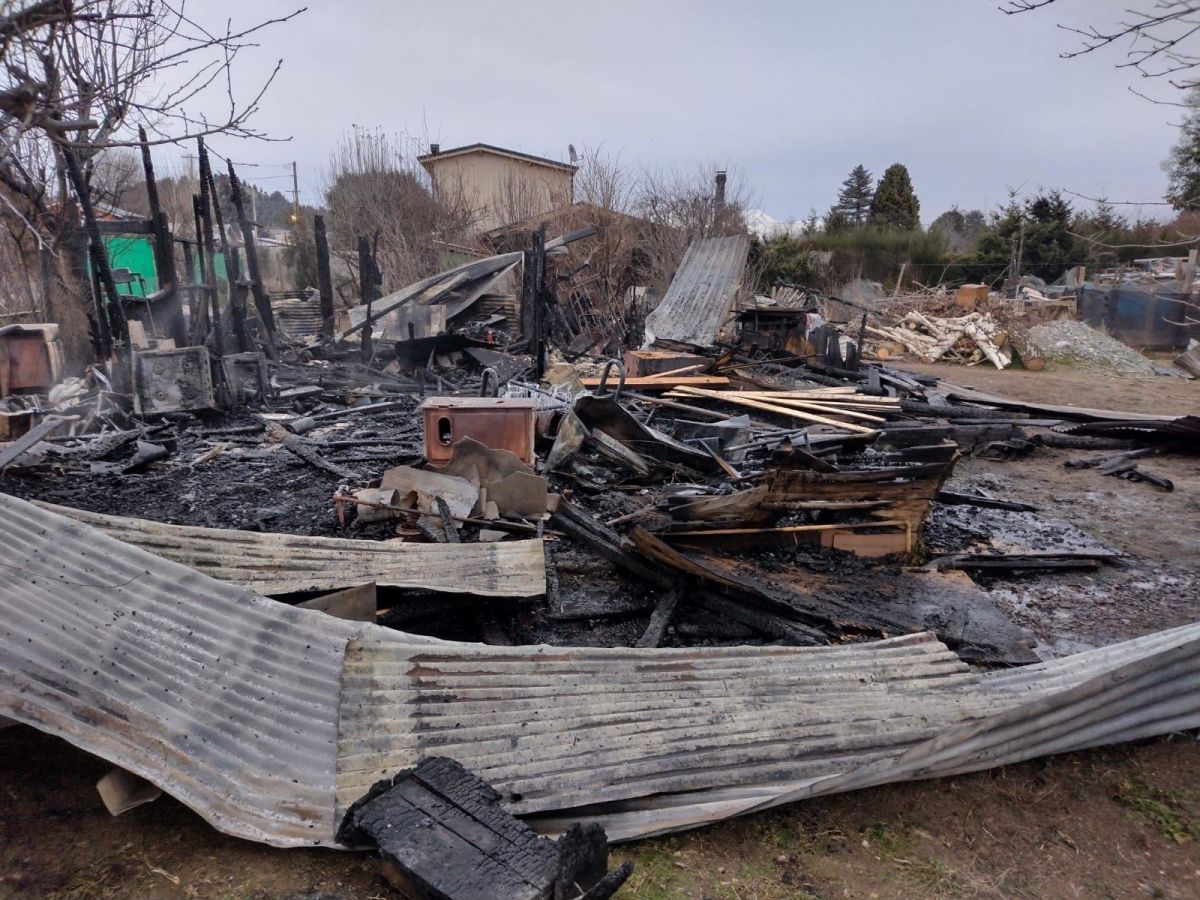Una vivienda se incendió por completo en Dina Huapi