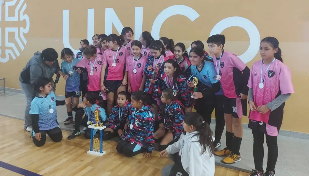 “Fútbol, manzanas y nieve”, el novedoso encuentro de escuelas de fútbol femenino