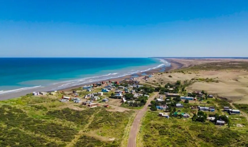 Cómo es la playa desconocida de la Patagonia en la que apenas viven 5 personas