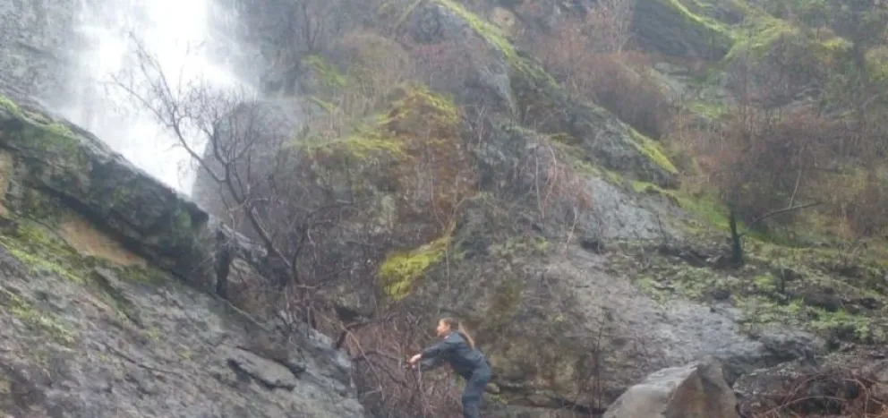 Una mujer policía salvó a un niño con autismo que estaba al borde de una cascada