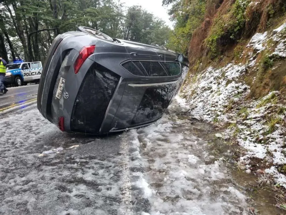 Un conductor perdió el control de su auto y volcó en la Ruta de los Siete Lagos