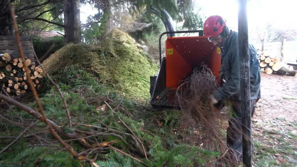 Un barilochense accedió a una máquina chipeadora y aumentó su productividad
