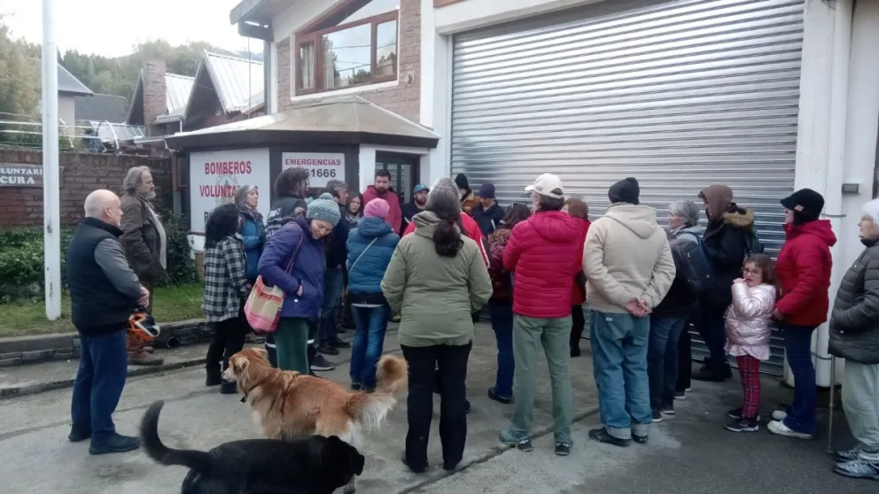 Vecinos de Casa Piedra realizaron un abrazo simbólico al cuartel de Bomberos Ruca Cura