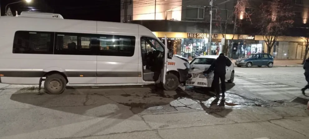 Un conductor alcoholizado chocó de frente contra una combi de turismo en pleno centro
