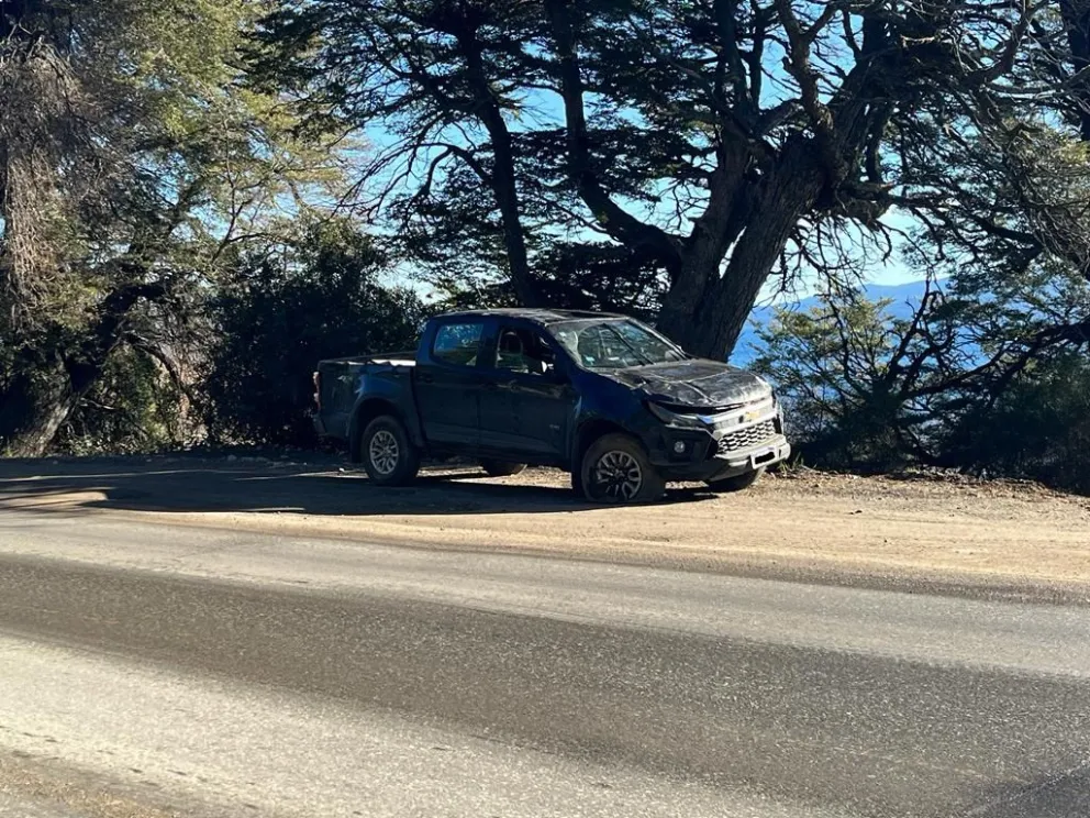 Turistas cayeron a un barranco junto al lago Nahuel Huapi en una camioneta alquilada