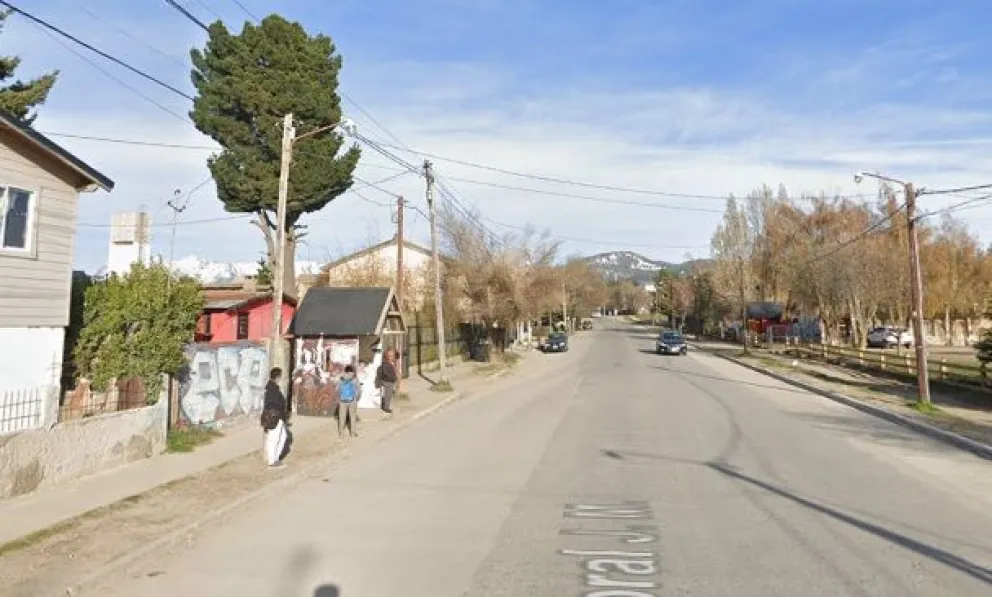 Un nene cayó de cabeza a la calle cuando el colectivo frenó bruscamente