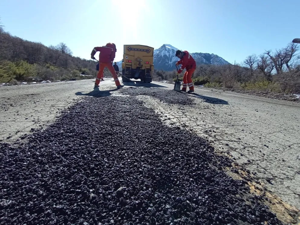 Realizan tareas de bacheo en frío en la RN 40 entre Bariloche y El Bolsón