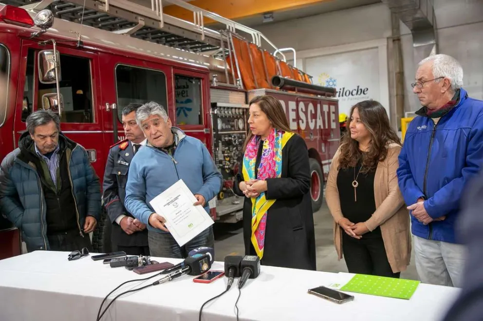 Bomberos del Cuartel Central recibieron la escritura de un lote