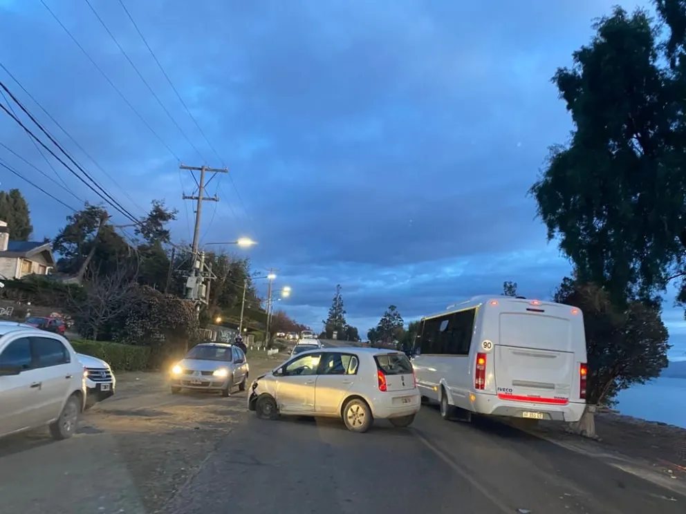 Por un choque frontal sobre Bustillo, el tránsito se vio seriamente afectado