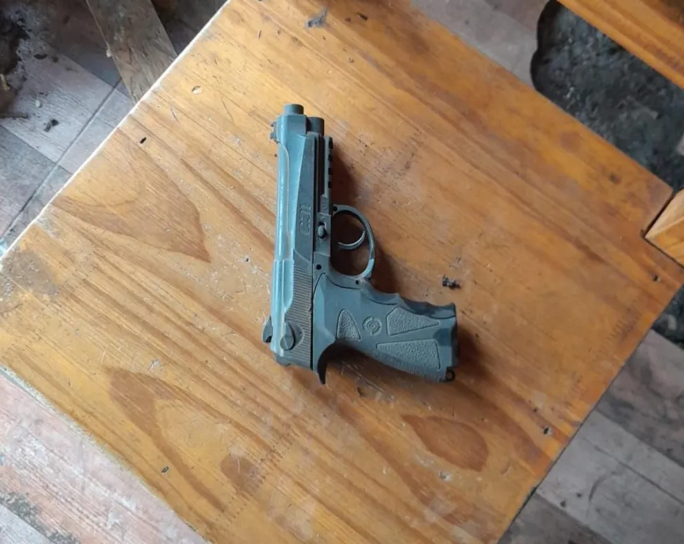 Allanamiento en el barrio Pilar I: secuestraron un arma, una réplica y proyectiles