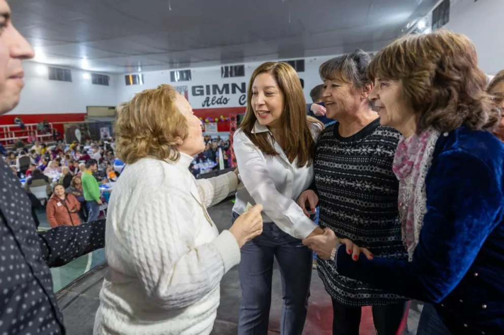 Carreras compartió una cena con adultos mayores de Bariloche