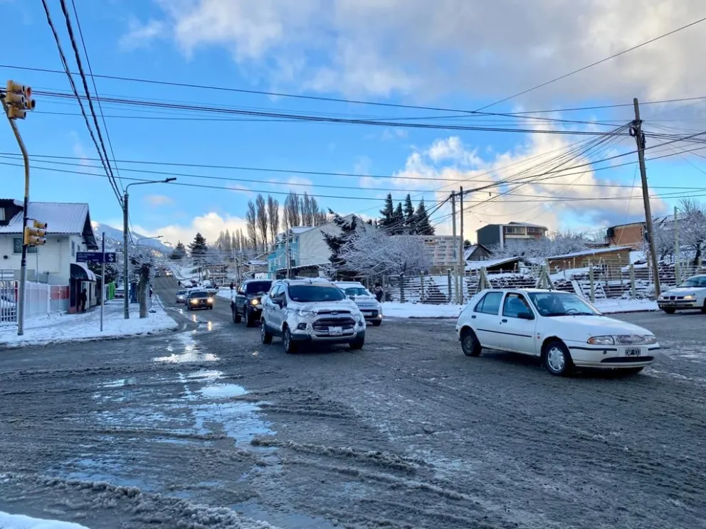 La mañana comenzó con nieve acumulada y sectores con hielo en Bariloche