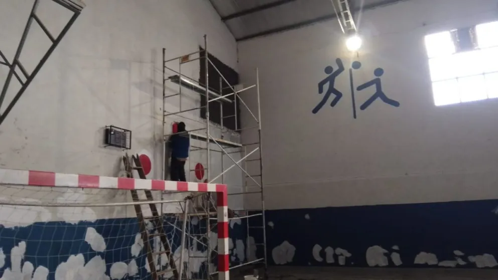 Trabajan en la puesta en valor del Gimnasio Municipal N°2