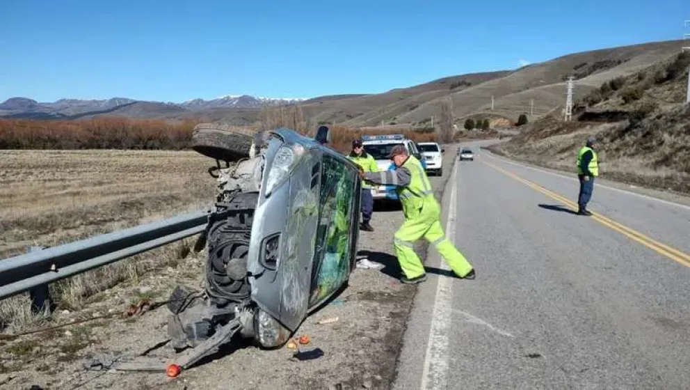 No pudo esquivar un pozo, reventó la cubierta y volcó cerca de San Martín de los Andes