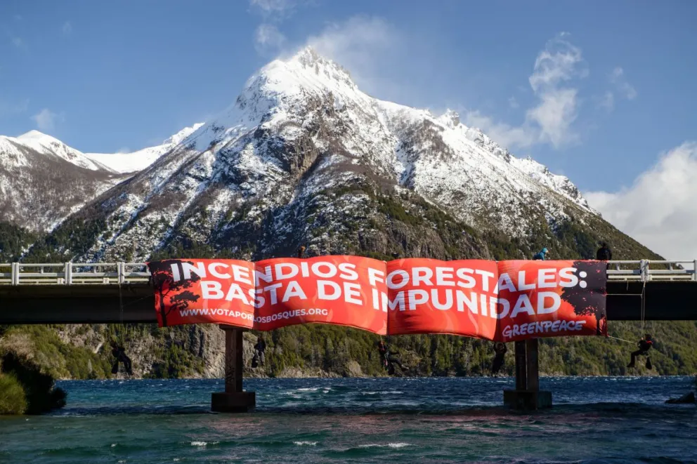 Activistas se colgaron de un puente para protestar contra los incendios forestales