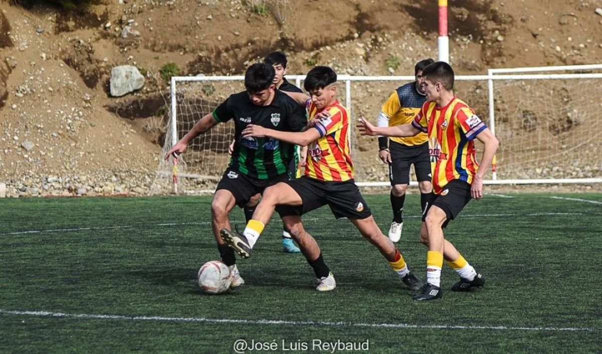 Clubes de fútbol disputan el torneo  "Amigos y Rivales"