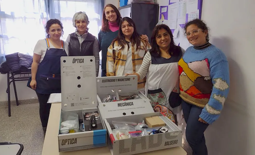 El Balseiro entregó las primeras cajas con experimentos para escuelas primarias