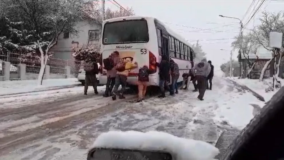 Video: Pasajeros tuvieron que empujar un colectivo de Mi Bus en la subida de Elflein
