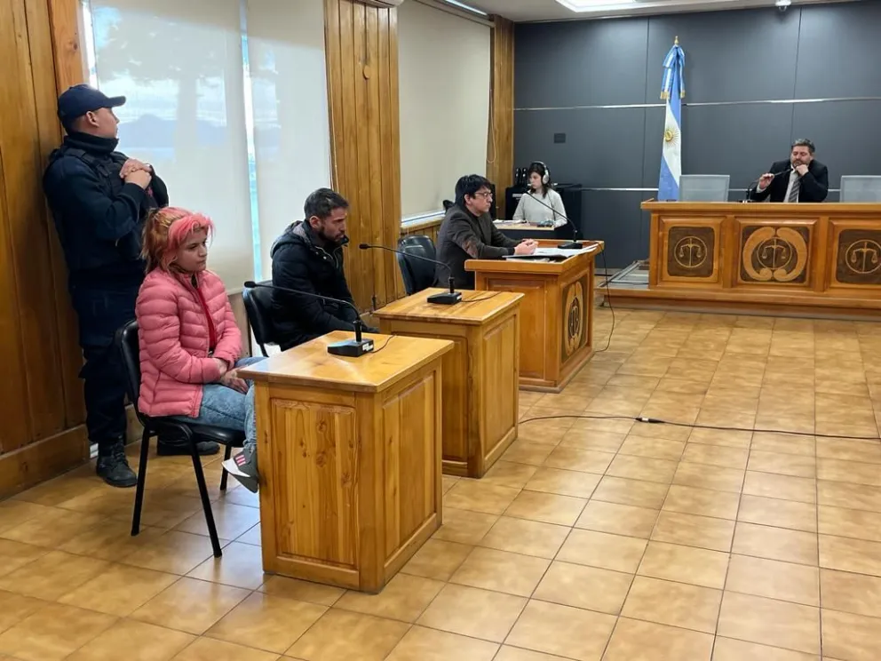 Formularon cargos al hombre y la mujer detenidos por el crimen del joven a metros del Centro Cívico