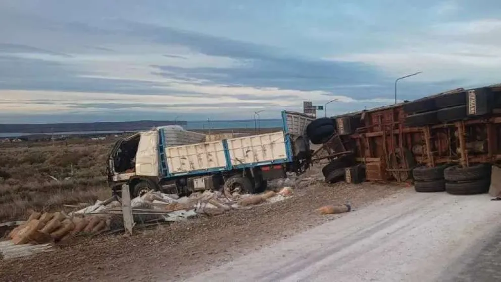 Venía a Bariloche con miles de kilos de harina y volcó cerca de El Chocón