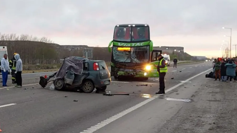 Ruta 22: Murió un hombre en un choque entre un micro de larga distancia y un auto