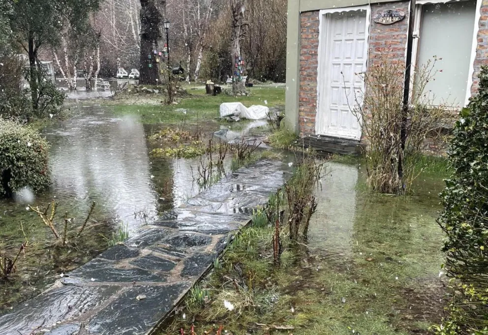 Vecinos de Los Coihues piden la intervención urgente del municipio ante la crecida del arroyo Gutiérrez
