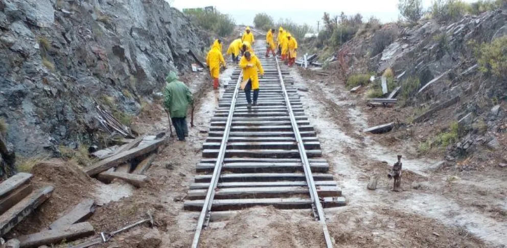 Operarios del Tren Patagónico continúan con las tareas de vías que fueron perjudicadas