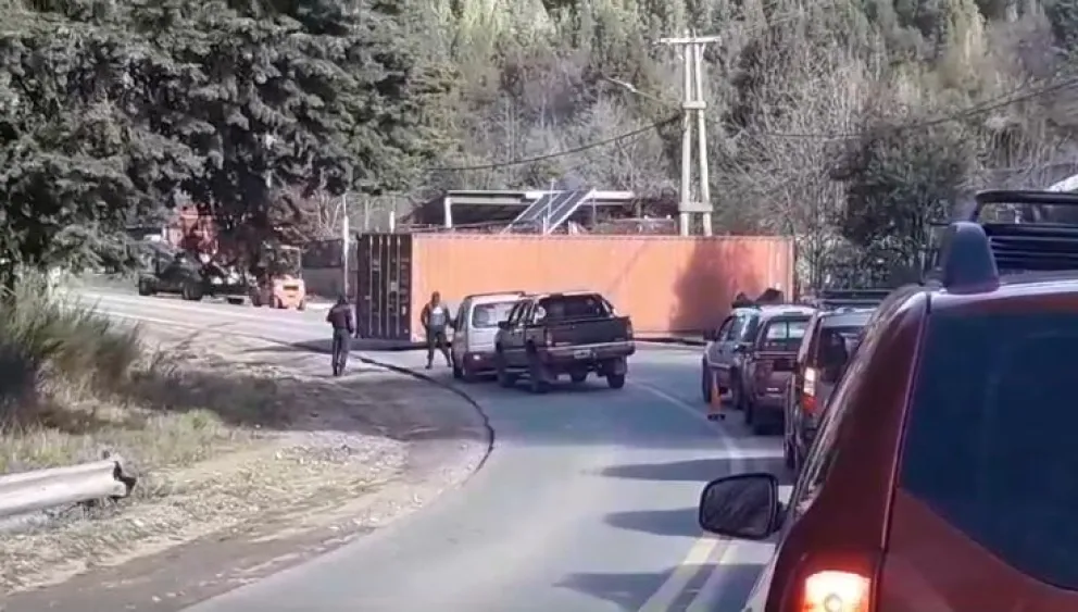 Video: Maniobras con un contenedor sobre Bustillo causaron el enojo de los conductores