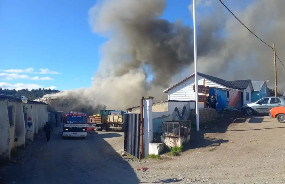 Voraz incendio en galpones de la Delegación Municipal Sur