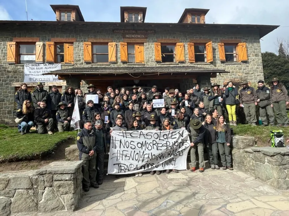 Guardarparques se manifestaron en apoyo a cuatro trabajadores imputados en el caso Lolén