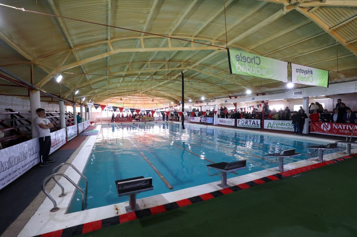 Carreras inauguró la remodelación del natatorio Sportsman en Choel Choel