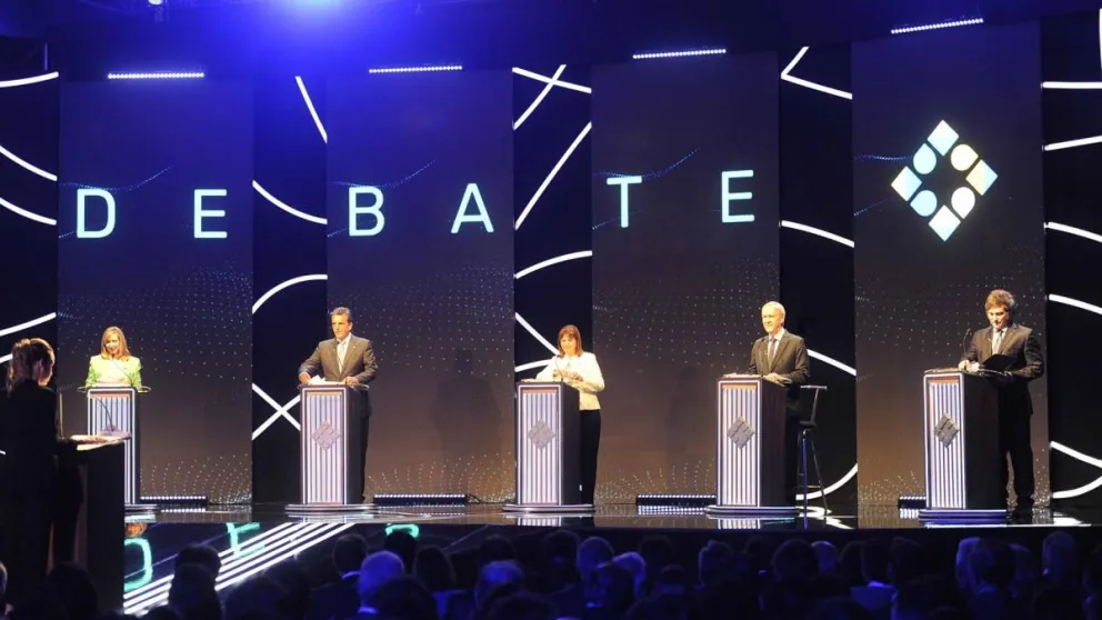 Cruces y fuertes réplicas en el primer debate público entre candidatos presidenciales