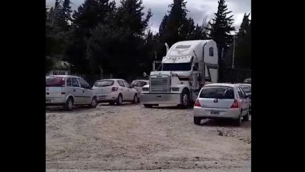 Video: Un camión de importantes dimensiones circula a contramano por la Escuela 71